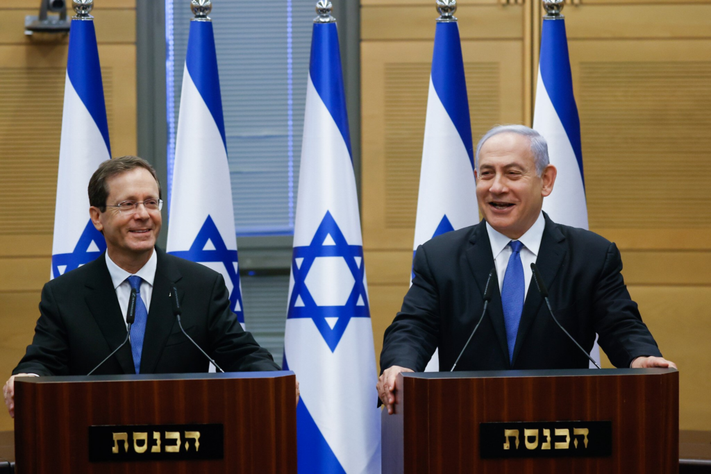 Netanyahu kërkon falje pa pranuar fajin, rritet presioni mbi Herzog. Po Trump çfarë roli ka?