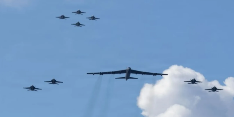 Trump intensifikon presionin mbi Maduro, dy avionë F/A-18 fluturojnë mbi Gjirin e Venezuelës