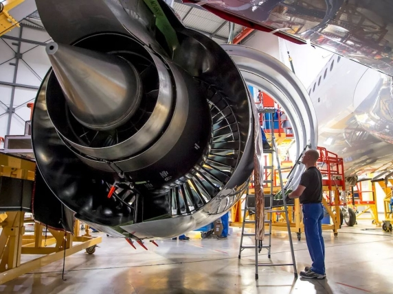 Defekte, vonesa dhe fitime rekord / Shpërthen përplasja mes linjave ajrore dhe prodhuesve