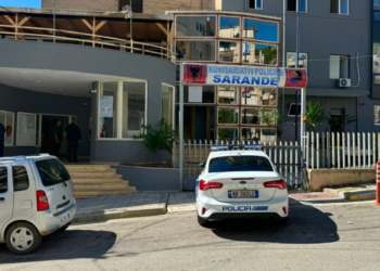 E pazakontë në Sarandë! Tre fëmijë gjejnë një armë zjarri në mes të rrugës dhe e dorëzojnë në polici