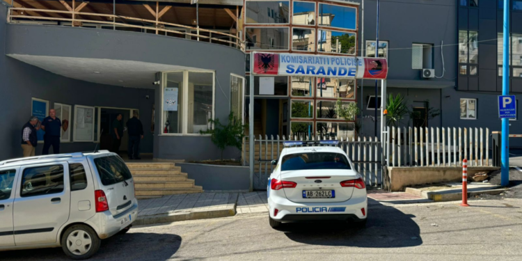 E pazakontë në Sarandë! Tre fëmijë gjejnë një armë zjarri në mes të rrugës dhe e dorëzojnë në polici