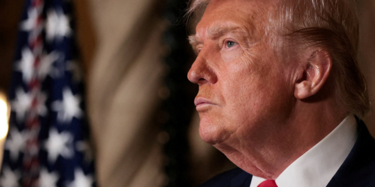 Trump largon 30 diplomatë dhe përgatit terrenin për besnikët e tij
