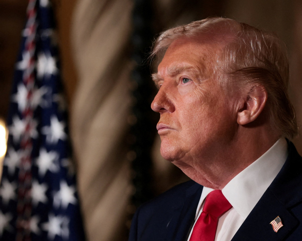 Trump largon 30 diplomatë dhe përgatit terrenin për besnikët e tij