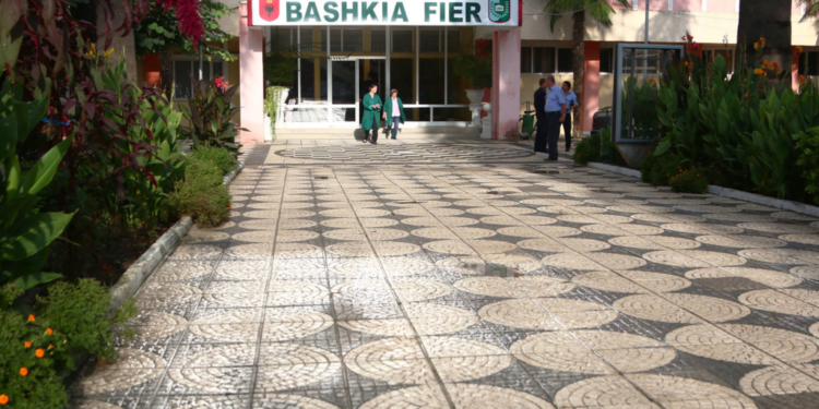 Prokuroria e Fierit mbyll hetimet dhe çon në gjyq tre drejtorët e bashkisë