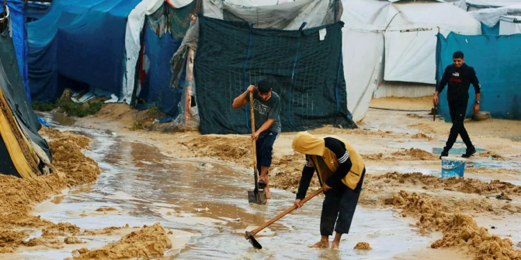 “Gaza mbytet në gjak dhe shi”, mijëra palestinezë nën kërcënimin e sëmundjeve