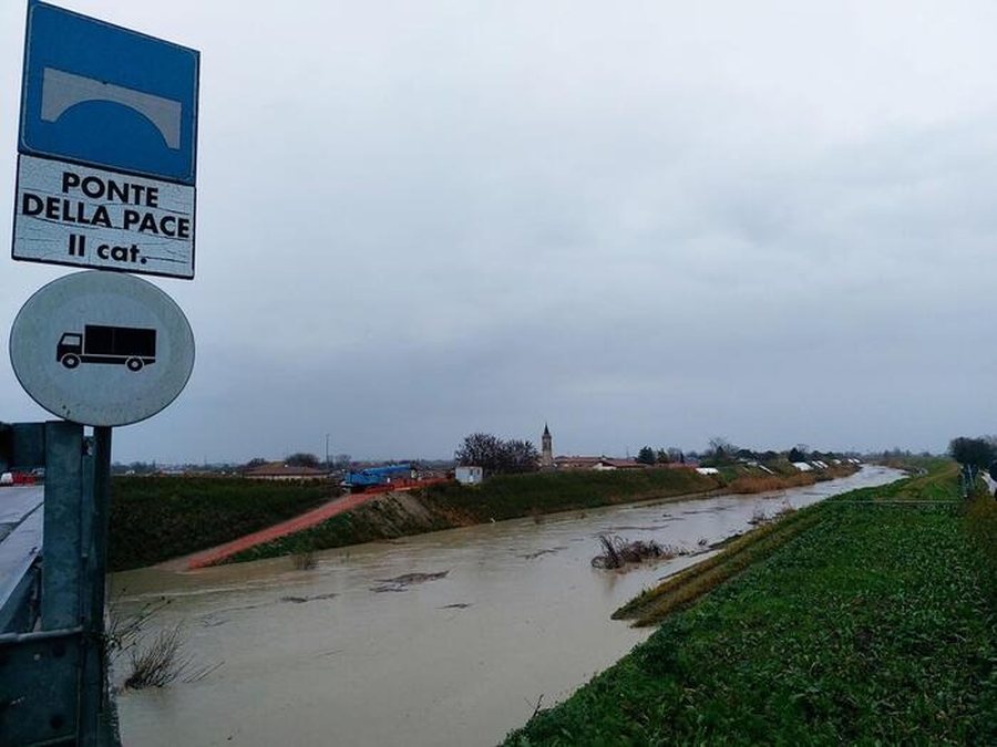 Mot i keq përfshin Italinë/ Alarm i kuq në disa rajone, rrëshqitje dheu dhe evakuime