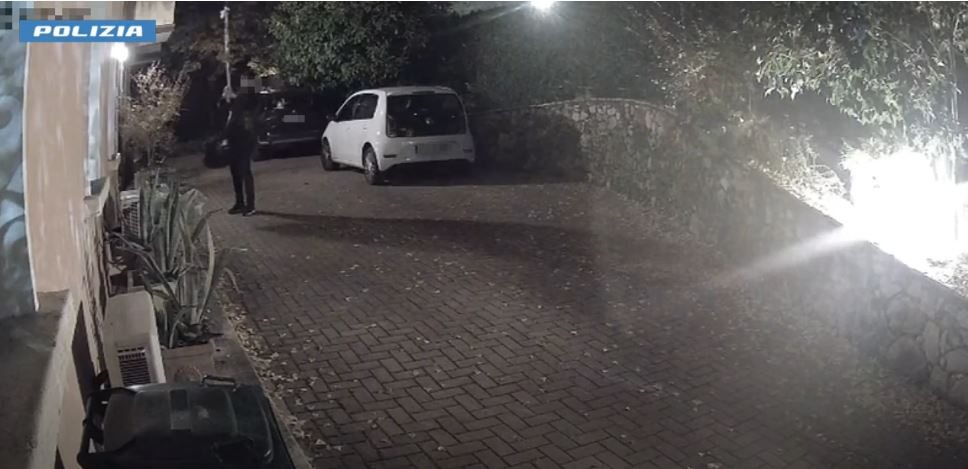 FOTOT/ Nga ngjitja nëpër banesa te shkulja kasafortave, ja si vepronte banda e “skifterëve” në Itali! Mijëra euro mall i grabitur