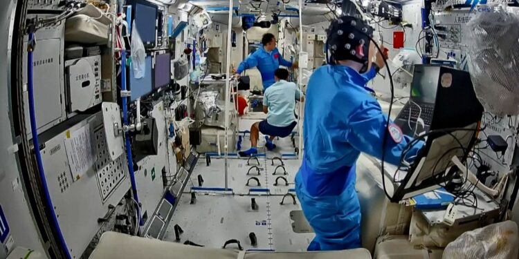 Ekuipazhi i anijes kozmike “Shenzhou-21” kryen eksperimente në fusha të shumta