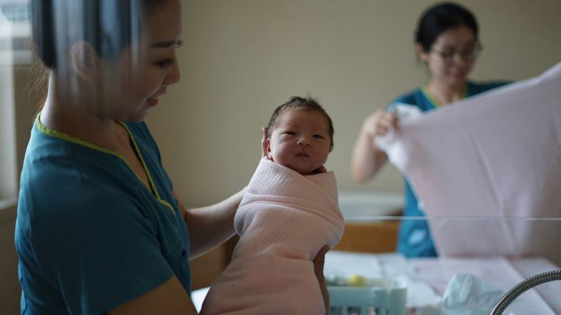 Shkakton debate vendimi befasues i Kinës/ Taksa të larta për prezervativët dhe kontraceptivët që të rriten lindjet