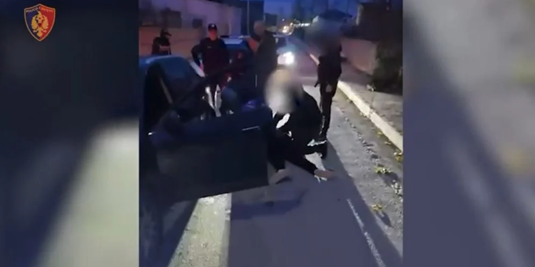 Gjykata lë në burg 21 persona, u arrestuan si pjesë e grupit që shpërndante kokainë në Tiranë! Lirohet vetëm njëri