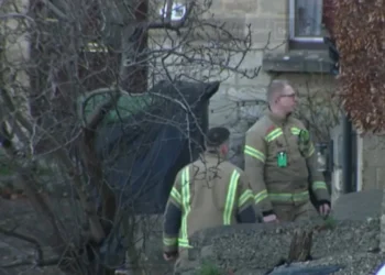 Tronditëse, humbin jetën tragjikisht nëna dhe dy fëmijët e saj. Mbetën të bllokuar ndërsa shtëpia u përfshi nga flakët ditën e Krishtlindjeve