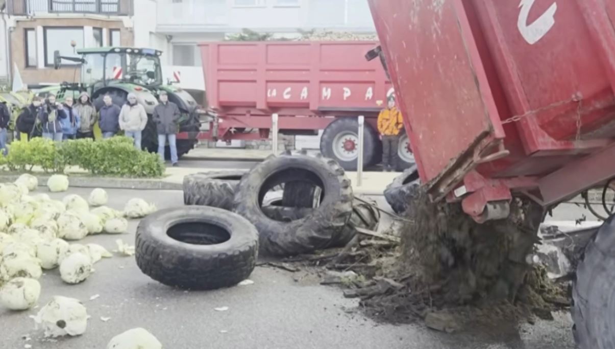VIDEO/Fermerët në protestë para shtëpisë së Macron! Lakra, goma, kamionë me baltë dhe një arkivol para banesës së presidentit…