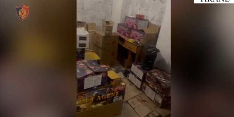 Gjenden qindra koli me mijëra fishekëzjarre, arrestohet pronari i magazinës