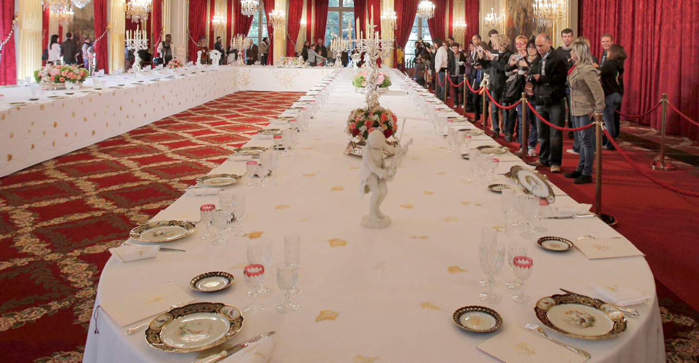 Vjedhja në Pallatin Elysee, sendet prej porcelani dhe argjendi me vlerë deri në 40 mijë euro përfundojnë për shitje në faqe online! 3 bien në pranga