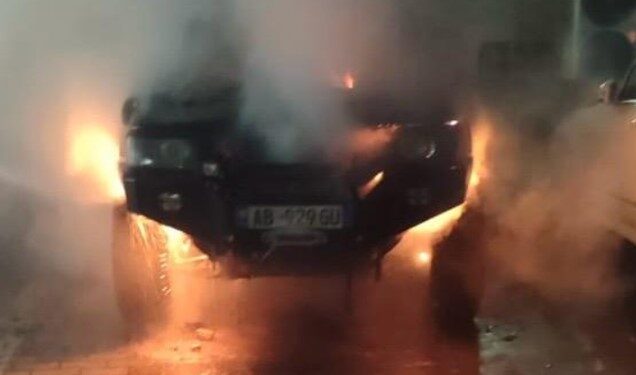Përfshihet nga flakët një makinë e parkuar në Pogradec, dyshohet se zjarri është i qëllimshëm