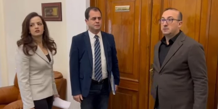 Imuniteti i Ballukut/ PD kërkoi mbledhjen e “Mandateve” por Kuvendi mbyll dyert! Gjekmarkaj: Nuk është bunkeri personal i Peleshit, po mbrojnë..