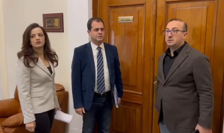 Imuniteti i Ballukut/ PD kërkoi mbledhjen e “Mandateve” por Kuvendi mbyll dyert! Gjekmarkaj: Nuk është bunkeri personal i Peleshit, po mbrojnë..