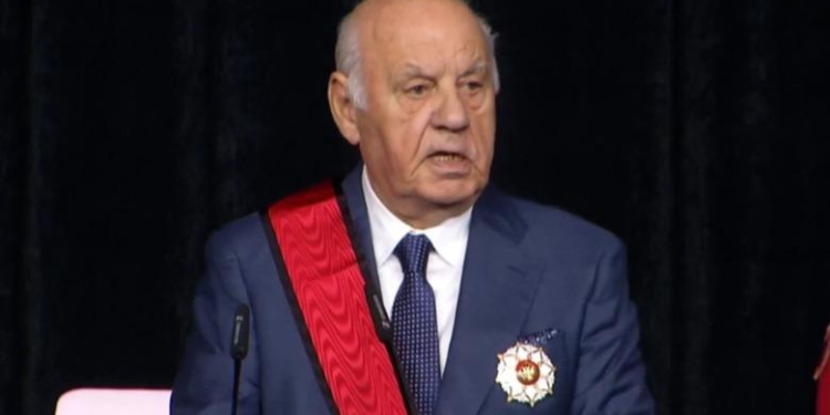 Ish-presidenti Alfred Moisiu dekorohet nga Begaj me urdhrin ‘Ylli i Madh’