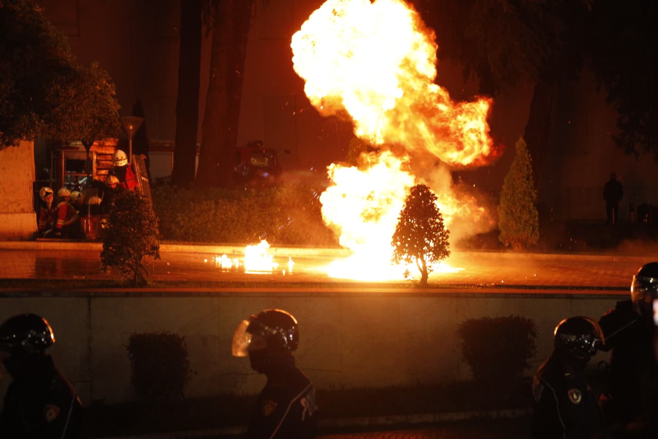 Situata te Kryeministria – “Janë identifikuar personat që hodhën molotov, pritet të ndalohen”