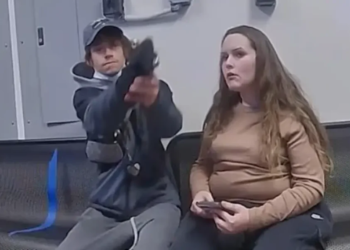 VIDEO/ Qëllon me armë oficerin e policisë në SHBA, i riu arrestohet menjëherë