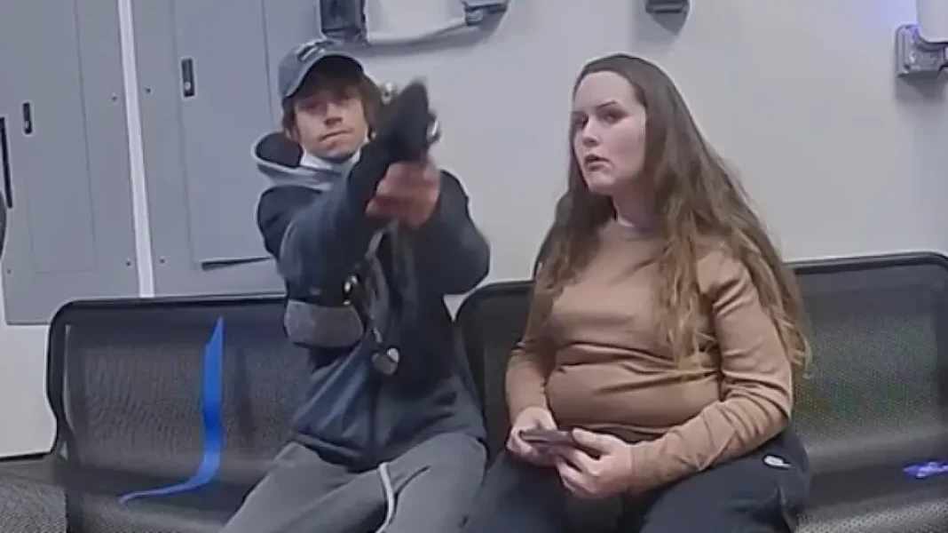 VIDEO/ Qëllon me armë oficerin e policisë në SHBA, i riu arrestohet menjëherë