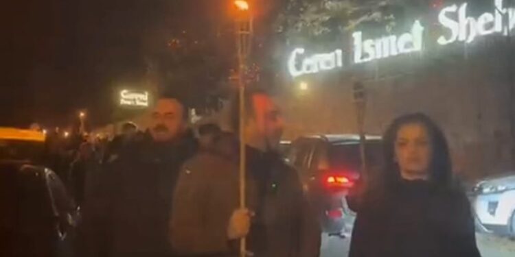 VIDEO/ Çuni i Fahriut shfaqet me pishtar në dorë rrugëve të Tiranës në drejtim të Surrelit