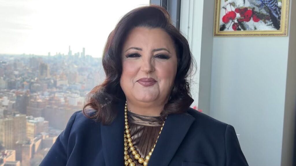 “Guri i rëndë në vend të vet”, Parashqevi Simaku merr titullin “Qytetare Nderi”: Akoma jam kavajase!