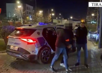 U kapën në flagrancë në një lokal në Ndroq teksa vinin baste sportive me telefona, arrestohen 2 persona