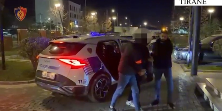 U kapën në flagrancë në një lokal në Ndroq teksa vinin baste sportive me telefona, arrestohen 2 persona