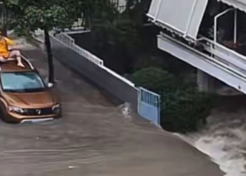 VIDEO/ Uji merr përpara gjithçka dhe shkakton panik, përmbytje katastrofike në Greqi! Thellësia arrin…