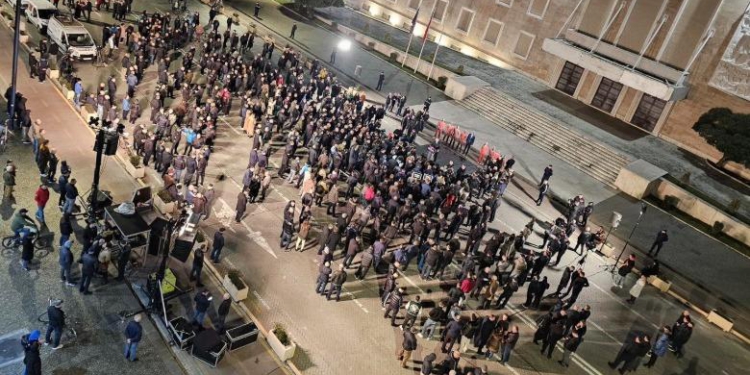 FOTO/ ‘Yoga Party’, Balla tallet me protestën e Berishës: Sot kishte edhe më pak krushq që kishin konsumuar… I bëj thirrje Tritan Shehut të distancohet