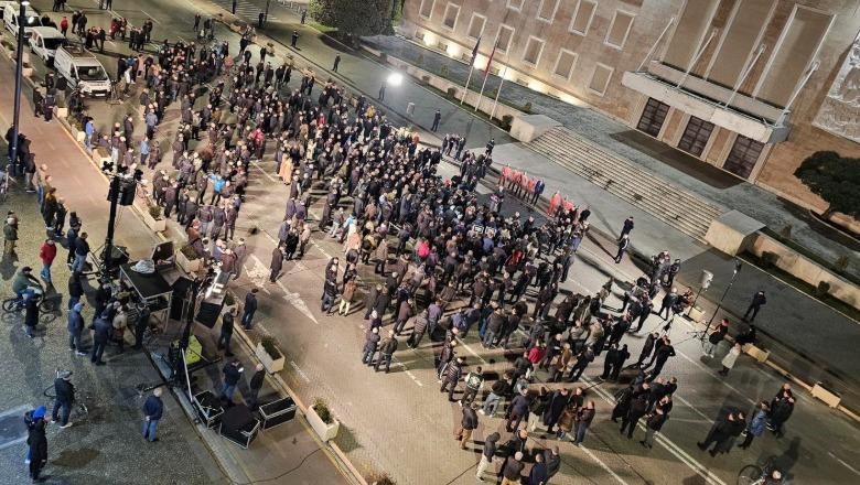 FOTO/ ‘Yoga Party’, Balla tallet me protestën e Berishës: Sot kishte edhe më pak krushq që kishin konsumuar… I bëj thirrje Tritan Shehut të distancohet
