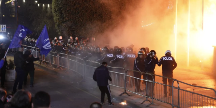 Molotovët para Kryeministrisë, shoqërohen në polici disa protestues! Para komisariatit edhe..