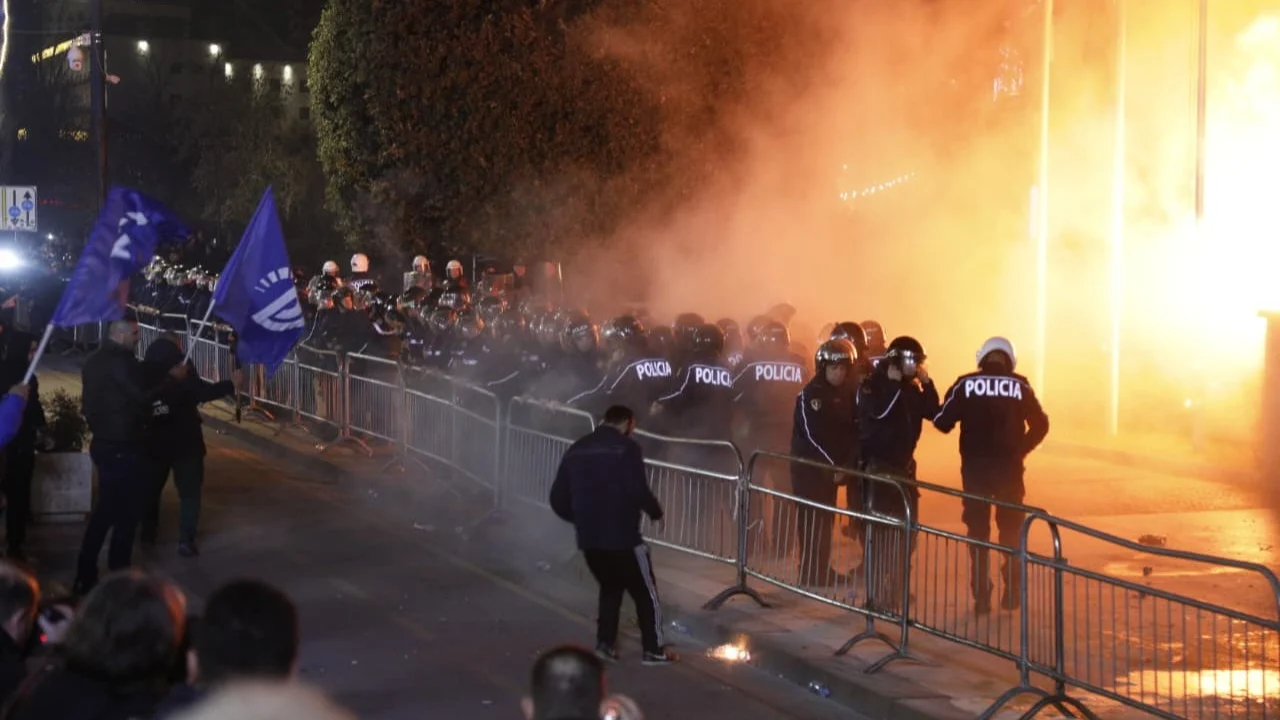 Molotovët para Kryeministrisë, shoqërohen në polici disa protestues! Para komisariatit edhe..