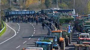 Greqi/ Vijojnë protestat e fermerëve, bllokohet rruga Kakavijë-Janinë. U lejohet kalimi vetëm emergjencave shëndetësore