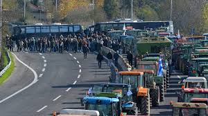 Greqi/ Vijojnë protestat e fermerëve, bllokohet rruga Kakavijë-Janinë. U lejohet kalimi vetëm emergjencave shëndetësore
