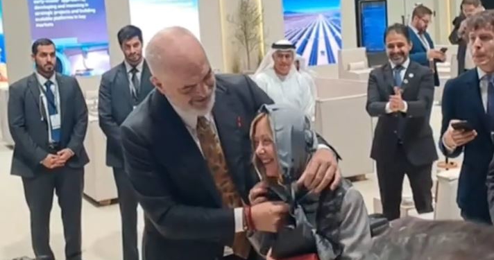 Dështon ankandi i dhuratave të Giorgia Melonit, mes tyre edhe për shallin që i dha Rama! Shkak përfshirja në hetim penal e…