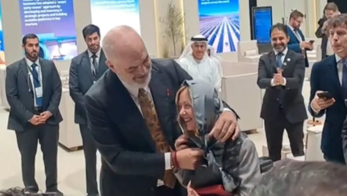 Dështon ankandi i dhuratave të Giorgia Melonit, mes tyre edhe për shallin që i dha Rama! Shkak përfshirja në hetim penal e…