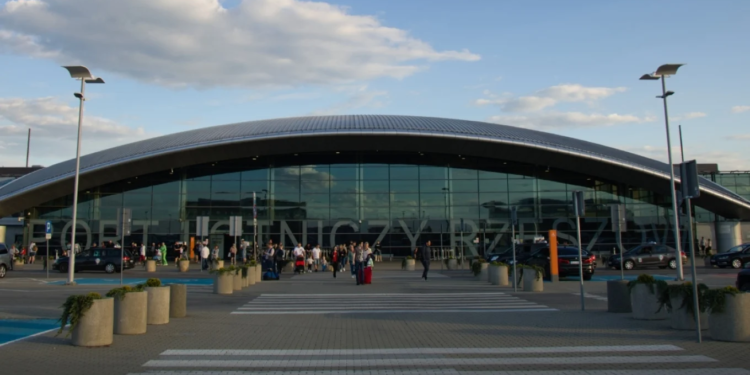 Mbyllen përkohësisht dy aeroporte në Poloni, shkak sulmet ruse në Ukrainë