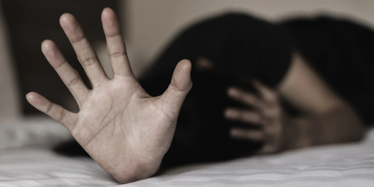 I premtoi dashuri, por e prostituoi/ E reja arrin të arratiset nga tutori në Selanik dhe zbulon rrjetin kriminal në polici