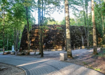 Brenda “Strofkës së Ujkut “, udhëtim në bunkerin sekret ku Hitleri drejtoi luftën dhe i mbijetoi atentatit