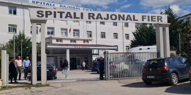 Arrestohet 44-vjeçari në Fier, plagosi me thikë rojën e spitalit