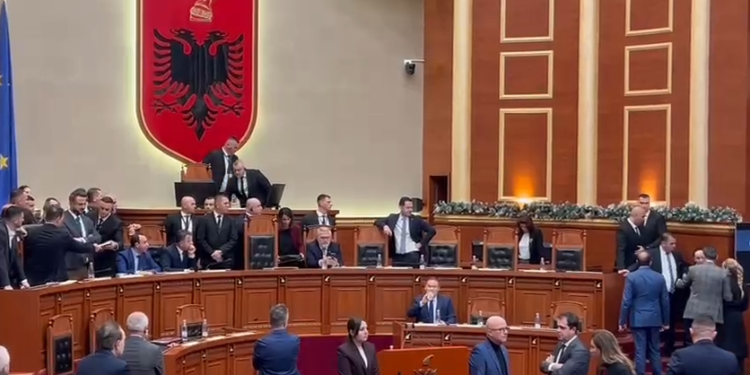 FOTOLAJM/ Berisha kopjon Pilinçin, shpall qeverinë: Balliu e Noka te karriget e ministrave…