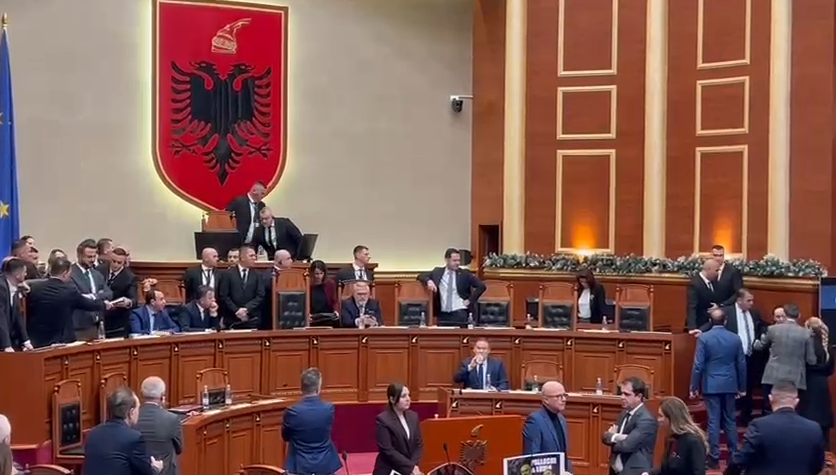 FOTOLAJM/ Berisha kopjon Pilinçin, shpall qeverinë: Balliu e Noka te karriget e ministrave…