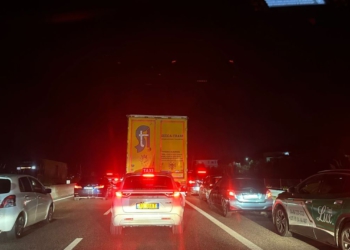 Fluks i lartë automjetesh në rrugën Tiranë–Elbasan, hyrja e qytetit “paralizohet” nga trafiku i rënduar