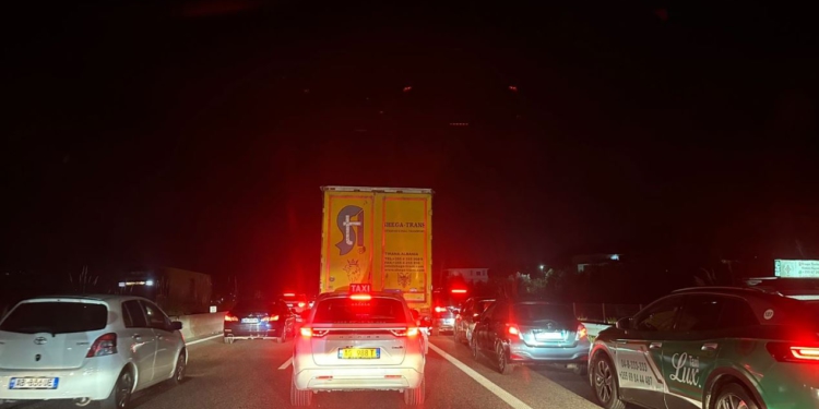 Fluks i lartë automjetesh në rrugën Tiranë–Elbasan, hyrja e qytetit “paralizohet” nga trafiku i rënduar