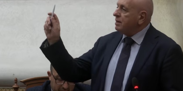 Seanca/ Tritan Shehu kërkon që të bllokohet shitja e fotoksinës në farmacitë bujqësore: Çdo vit humbasim dhjetëra të rinj prej saj
