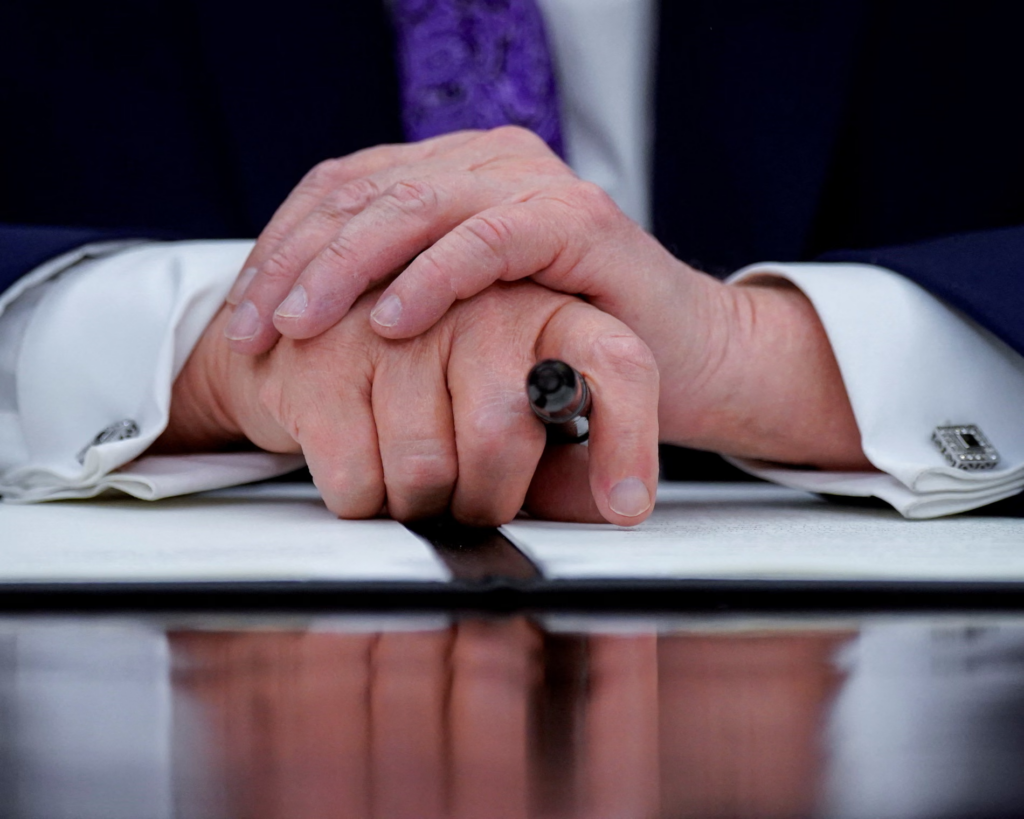 Trump nënshkruan urdhër ekzekutiv që synon bllokimin e rregullimit të IA nga shtetet amerikane