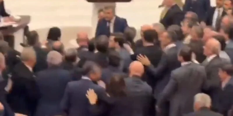 VIDEO- Plas sherri në parlamentin turk/ Deputetët e partisë së Erdogan dhe të opozitës përleshen me grushte gjatë diskutimeve për buxhetin