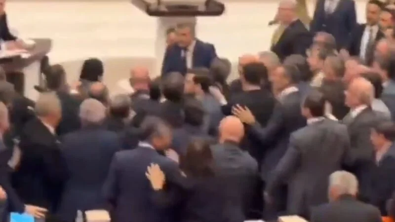 VIDEO- Plas sherri në parlamentin turk/ Deputetët e partisë së Erdogan dhe të opozitës përleshen me grushte gjatë diskutimeve për buxhetin